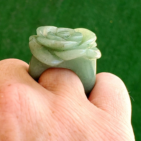 New Hand Carved Flower Green Aventurine Ring. - Picture 6 of 12